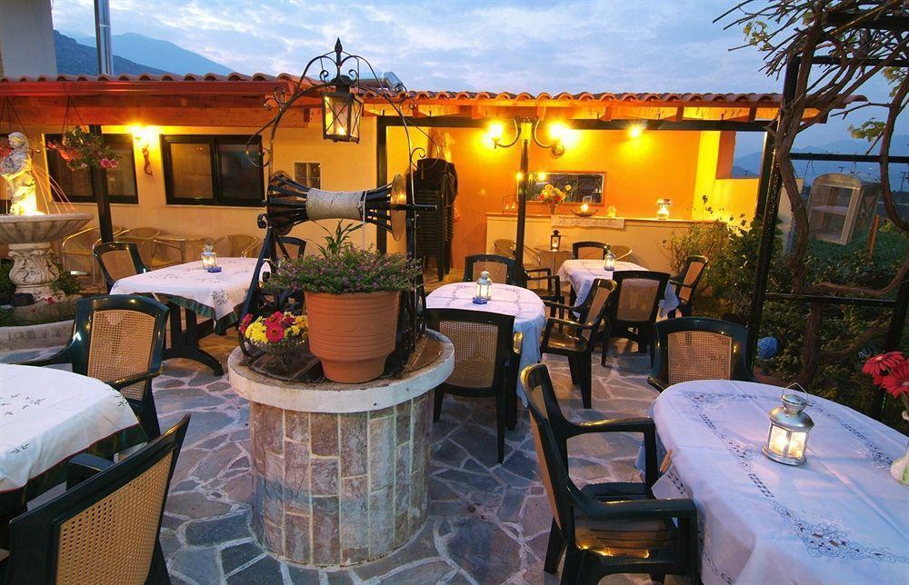 Kelari Studios Ámfissa Restaurant foto